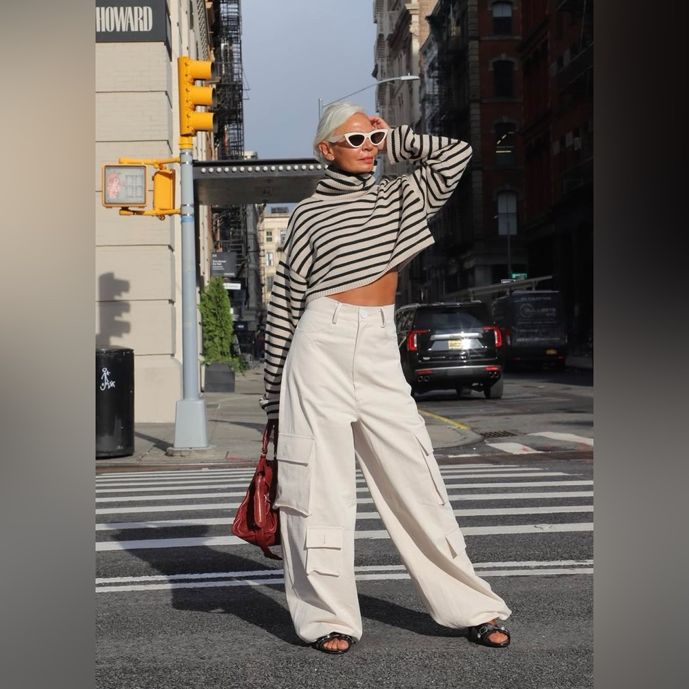 Suncoo Paris like new 🔥
Classic high-neck sweater in ecru and black stripes